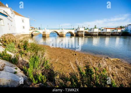 Storico ponte romano sul fiume Gilao in Tavira, Algarve, PORTOGALLO Foto Stock
