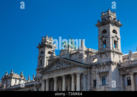 Facciata del bellissimo edificio del Museo Etnografico di Budapest Foto Stock