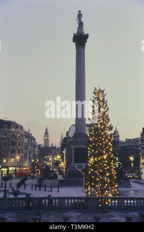 Il Norvegese albero di Natale a Trafalgar Square a Londra, Inghilterra. Regno Unito. Circa ottanta Foto Stock