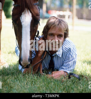 Thomas Fritsch, deutscher Schauspieler und Synchronsprecher, mit Pferd, Deutschland ca. 1987. Attore tedesco e doppiaggio attore Thomas Fritsch con un cavallo, Germania ca. 1987. Foto Stock