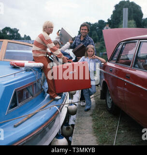 Rainer Holbe, deutscher giornalista und Fernsehmoderator, mit circuizione Familie im Urlaub in Irlanda, ca. 1984. Giornalista tedesco e il presentatore TV Rainer Holbe in vacanza con la sua famiglia in Irlanda, ca. 1984. Foto Stock