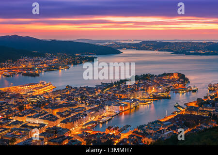 Bergen (storicamente Bjørgvin), è una città e un comune in Hordaland sulla costa occidentale della Norvegia. Foto Stock