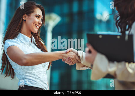 Due imprenditrici stringono le mani con ogni altro dopo il buon affare. Foto Stock