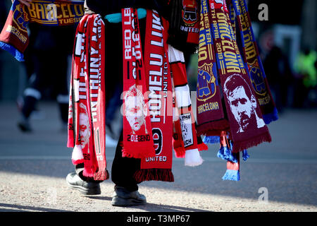 Una vista generale della partita commemorativa sciarpe per la vendita al di fuori dello stadio a monte della UEFA Champions League quarti di finale, la prima gamba corrispondono a Old Trafford, Manchester. Foto Stock