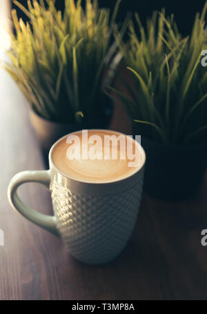 La tazza con il cappuccino Foto Stock