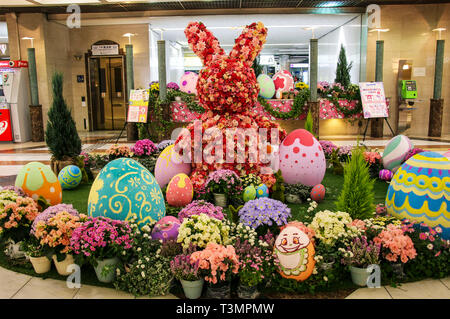 OSAKA, Giappone - 29 Marzo 2019: Pasqua coniglietto di fiori e di uova di Pasqua nel sottopassaggio a Namba stazione della metropolitana di Osaka in Giappone Foto Stock