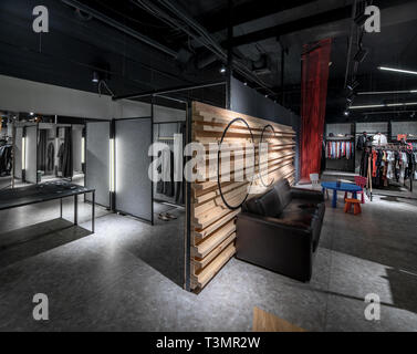 Moderno negozio di abbigliamento con ampia selezione di diversa usura e scarpe Foto Stock