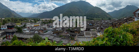 Vista in elevazione di una tradizionale cittadina di Shigu, Yulong County, Yunnan, Cina Foto Stock