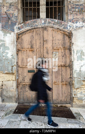 Vecchie costruzioni abbandonate nel Victoria Gate area di La Valletta, Malta che is​ ora in fase di ristrutturazione. Foto Stock