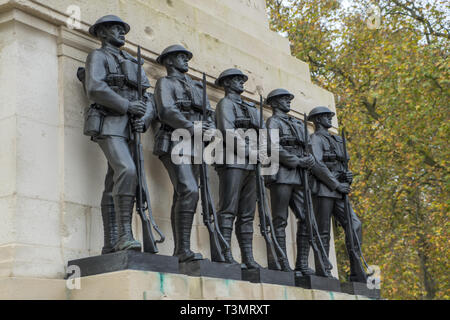 Horse Guards Road, Londra centrale, monumento ai caduti nella Guerra Mondiale 2 e quelli in servizio dal 1918 Foto Stock