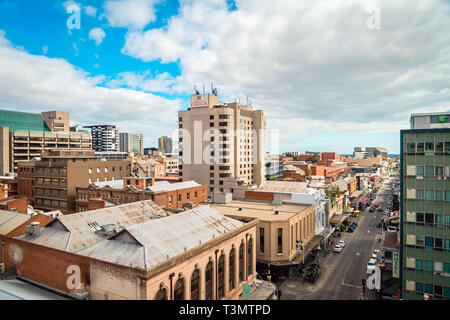 Adelaide, Australia del Sud - Agosto 27, 2017: vista sul tetto di Hindley Street con caffè e ristoranti in CBD su un giorno guardando ad ovest Foto Stock