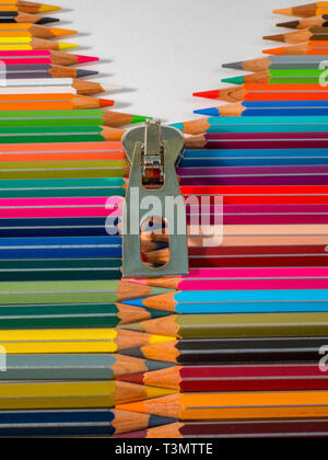 Affilare matite colorate con zip Foto Stock