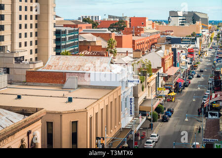 Adelaide, Australia del Sud - Agosto 27, 2017: vista sul tetto di Hindley Street con caffè e ristoranti in CBD su un giorno guardando ad ovest Foto Stock