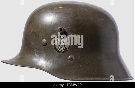 Giubbotti antiproiettile, caschi, Austian acciaio casco M17, esercito pattern, nel servizio di tedesco 1938 - 1945, Editorial-Use-solo Foto Stock