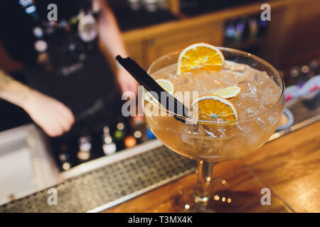 Alcol in grande rotondo in vetro sulla barra sfondo, whisky, il brandy Cognac Foto Stock