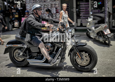 Biker in sella a una Harley Davidson Moto Foto Stock