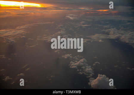 Chiara vista aerea dalla finestra di aeromobili battenti oltre oceano Pacifico in inizio di mattina di luce. Belle le nuvole e la luce dei cieli. Foto Stock