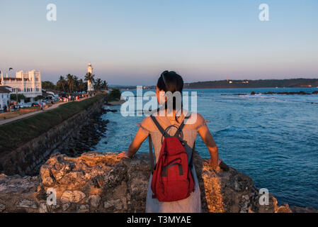 Donna visitando Galle Fort olandese faro in Sri Lanka Foto Stock