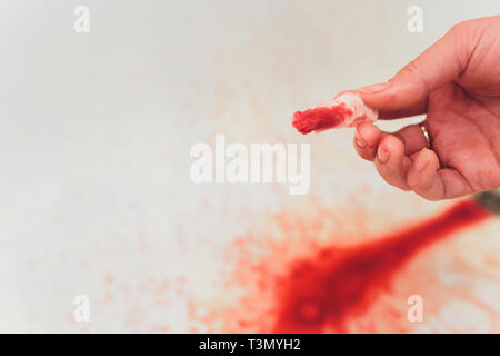 Sanguinose ferite sulla mano sanguina su sfondo bianco Foto Stock