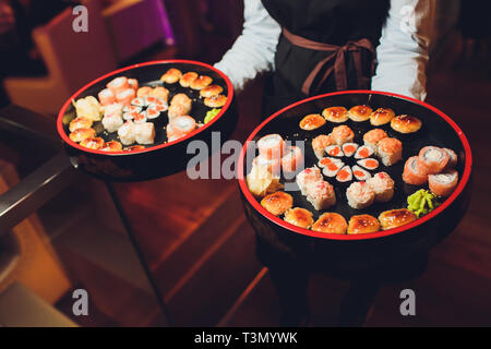 Un vassoio di grandi dimensioni di sushi in una festa di Capodanno Foto Stock
