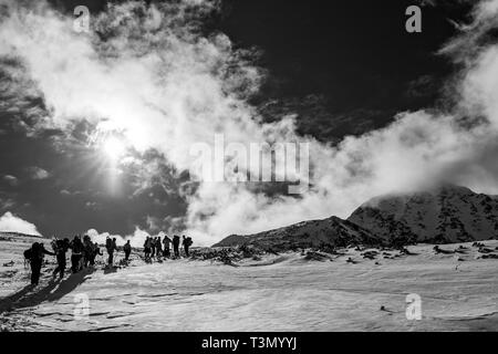 Un gruppo di alpinisti di ascendere e di raggiungere la sommità di una delle più spettacolari cime in Retezat National Park, Romania Foto Stock