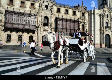 Gite turistiche in carrelli - Plaza de Armas a LIMA.-.PERÙ Foto Stock