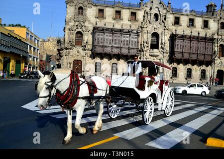 Gite turistiche in carrelli - Plaza de Armas a LIMA.-.PERÙ Foto Stock