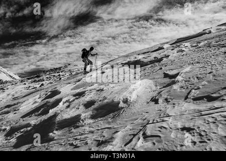 Un gruppo di alpinisti di ascendere e di raggiungere la sommità di una delle più spettacolari cime in Retezat National Park, Romania, il Vertice di Retezat sugli sci. Foto Stock