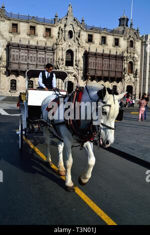 Gite turistiche in carrelli - Plaza de Armas a LIMA.-.PERÙ Foto Stock