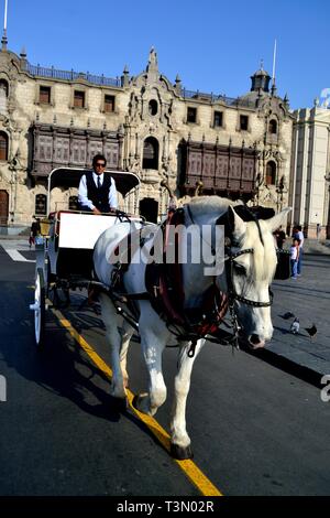 Gite turistiche in carrelli - Plaza de Armas a LIMA.-.PERÙ Foto Stock