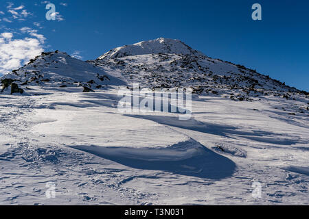 Un gruppo di alpinisti di ascendere e di raggiungere la sommità di una delle più spettacolari cime in Retezat National Park, Romania Foto Stock