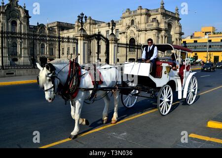 Gite turistiche in carrelli - Plaza de Armas a LIMA.-.PERÙ Foto Stock