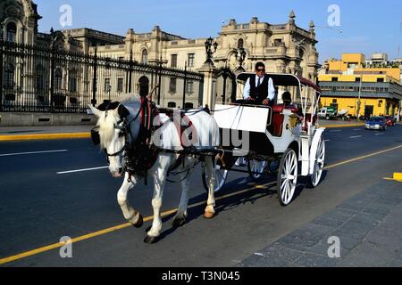 Gite turistiche in carrelli - Plaza de Armas a LIMA.-.PERÙ Foto Stock