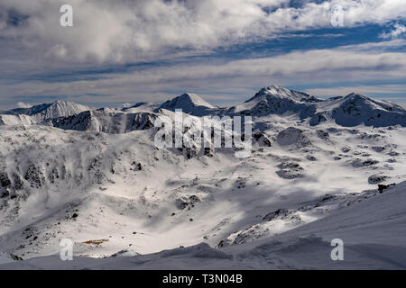 Un gruppo di alpinisti di ascendere e di raggiungere la sommità di una delle più spettacolari cime in Retezat National Park, Romania Foto Stock