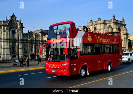 Gite turistiche in carrelli - Plaza de Armas a LIMA.-.PERÙ Foto Stock