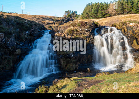 Twin cascate accanto al sentiero che conduce alla fata piscine sull isola di Skye, regione delle Highlands, Scotland, Regno Unito Foto Stock