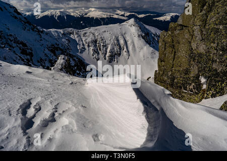 Un gruppo di alpinisti di ascendere e di raggiungere la sommità di una delle più spettacolari cime in Retezat National Park, Romania Foto Stock