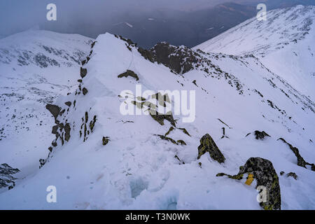 Un gruppo di alpinisti di ascendere e di raggiungere la sommità di una delle più spettacolari cime in Retezat National Park, Romania Foto Stock