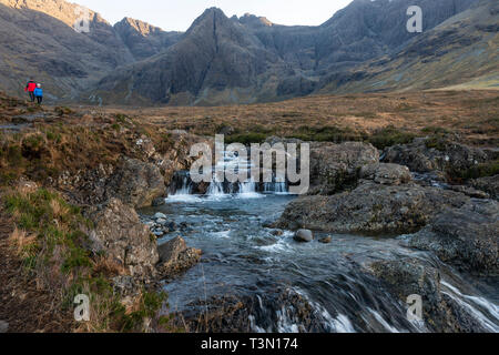Pool di fata sul fiume fragili con il Cuillin Hills in background, Isola di Skye, regione delle Highlands, Scotland, Regno Unito Foto Stock