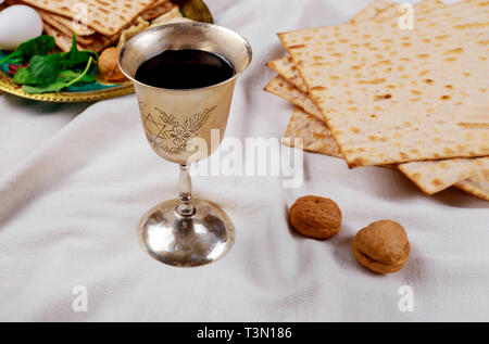 Il Pesach Pasqua simboli della grande festa ebraica. Tradizionale pane azzimo Foto Stock