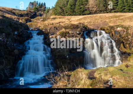 Twin cascate accanto al sentiero che conduce alla fata piscine sull isola di Skye, regione delle Highlands, Scotland, Regno Unito Foto Stock