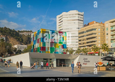 Il distintivo cubo di vetro del Centro Pompidou Museo sul Muelle Onu, Malaga. La struttura è stata progettata da artista francese Daniel Buren (1938 - ). Foto Stock