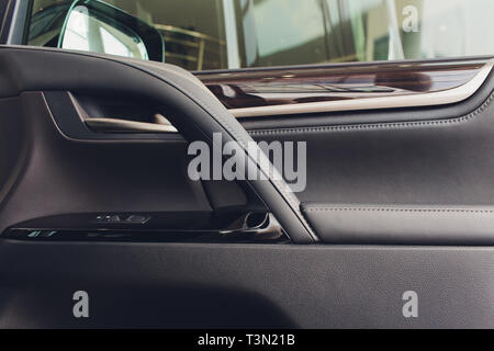Auto all'interno. Interno del prestige auto moderna. Controllo climatico, hi-end casse audio, memoria sedile, leva porta lo specchietto laterale. Cockpit bianco con legno meta Foto Stock