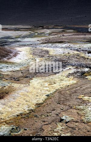 Vista sul giallo e bianco superficie di Salt Lake - Sale Maricunga altopiano piatto vicino a San Pedro de Atacama, Cile Foto Stock