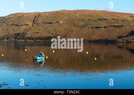 Riflessi colorati nelle calme acque di Loch Harport sull isola di Skye, regione delle Highlands, Scotland, Regno Unito Foto Stock