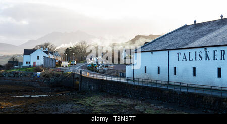 Talisker Distillery a Carbost sul Loch Harport, Isola di Skye, regione delle Highlands, Scotland, Regno Unito Foto Stock