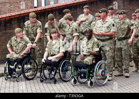 Gravemente disabili Soldato primo battaglione irlandese Guardie in attesa di ricevere la medaglia di funzionamento per il tour del dazio in Afghanistan. Windsor. 25.06.2011. Foto Stock