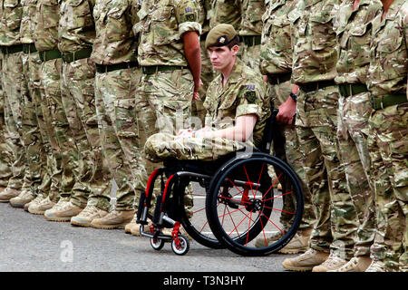 Gravemente disabili Soldato primo battaglione irlandese Guardie in attesa di ricevere la medaglia di funzionamento per il tour del dazio in Afghanistan. Windsor. 25.06.2011. Foto Stock