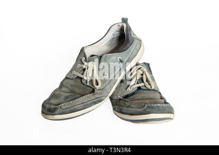 Close-up di coppia di vecchi usurati blu-grigio pelle scamosciata scarpe con lacci isolata contro uno sfondo bianco Foto Stock