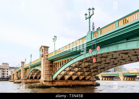 Gli archi di Southwark Bridge da Bankside, London, Regno Unito Foto Stock